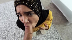 Arab girl Naudi Nala gets 1000 bucks for giving a blowjob