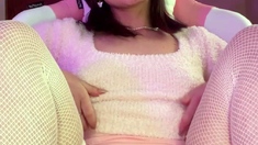 Cute amateur webcam teen girl toying pussy on webcam